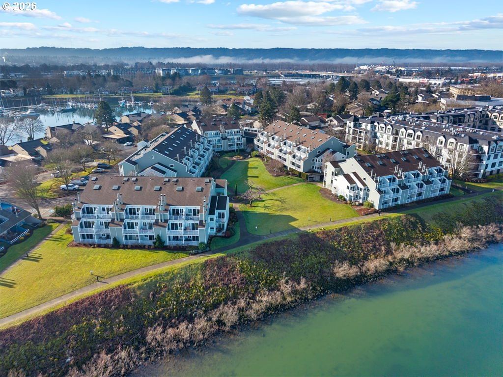 277 N HAYDEN BAY DR