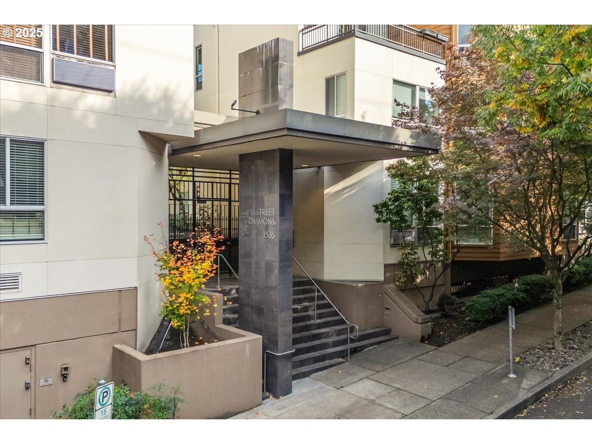 1535 SW CLAY ST #109