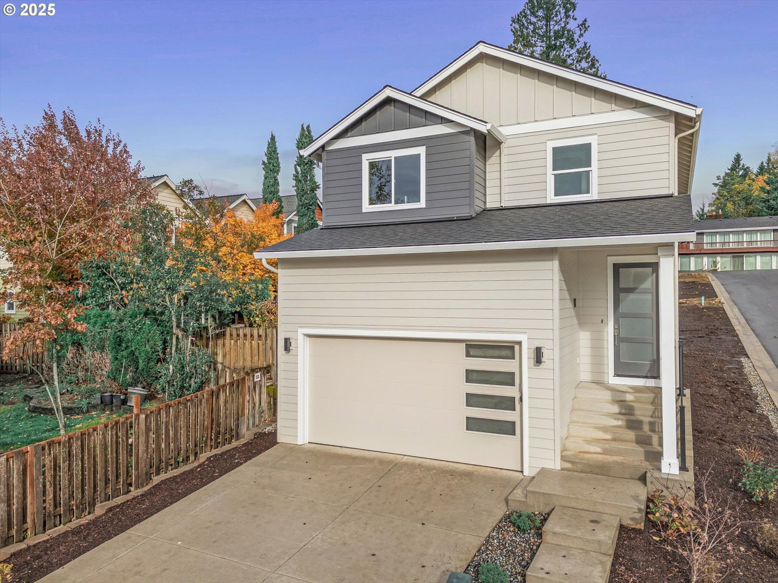 185 NW Mawrcrest AVE