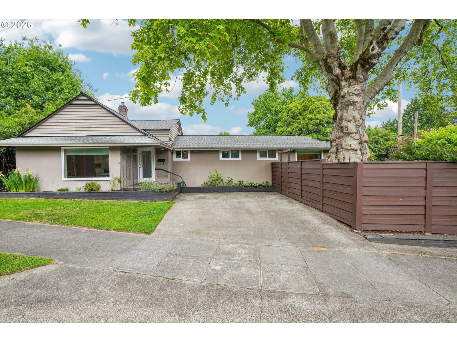 Listing photo 1 of 6